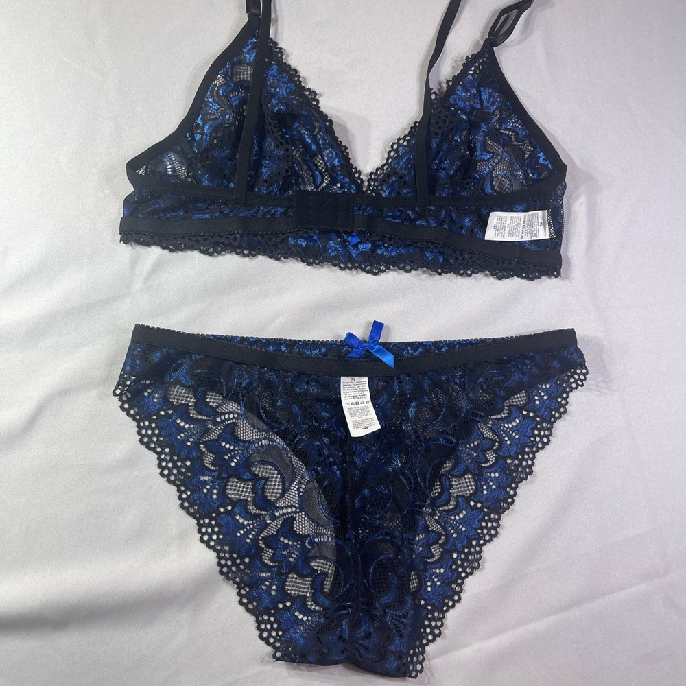 Elegant Lace Lingerie Set in Black and Blue - Picture 3 of 3